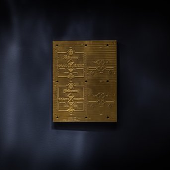 Elegante goldene Prägeplatte auf dunklem Hintergrund