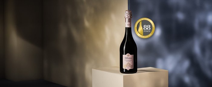 Eine Flasche Geldermann Spätburgunder Rosé Baden Extra Brut mit der Auszeichnung von Meiningers Deutscher Sektpreis 2025