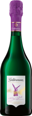 Eine elegante Flasche Sekt mit lila Kapsel und goldener Beschriftung, die den Namen Geldermann trägt.