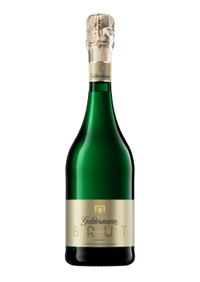 Die Flasche Geldermann Sekt Brut 2020 strahlt Eleganz aus, mit einem glänzenden Etikett und einer kunstvoll gestalteten Kapsel.