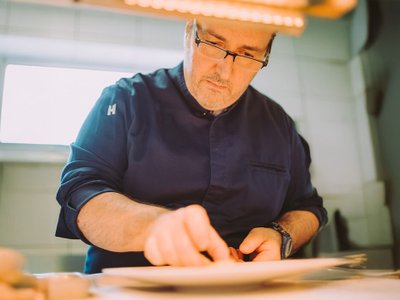 Der Koch Carmelo Greco bei der Arbeit in einer Küche