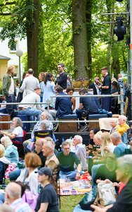Besuchende der Open-Air-Aufführung im Park während der Bayreuther Festspiele 2025