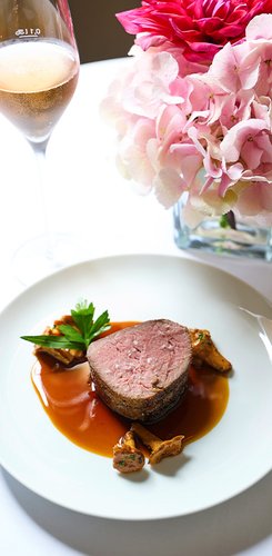 Geldermann Soirée Rosé: Johann Lafers Kreation Kalbsfilet mit Pfifferlingen auf einem weißen Teller