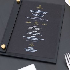 Abbildung der Getränkekarte bei den Bayreuther Festspielen 2025: Die Bayreuther Festspiel Cuvée 2025 und andere Getränke  