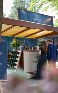 Der Verkaufsstand von Geldermann bietet eine ansprechende Präsentation von Getränken und eine einladende Atmosphäre im Freien.