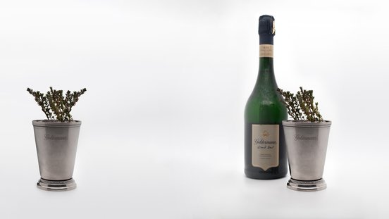 Der silberne Becher mit duftenden Kräutern und die Geldermann-Sektflasche schaffen eine stilvolle, festliche Atmosphäre.