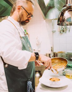 Der Spitzenkoch Mario Lohninger in seiner Küche 