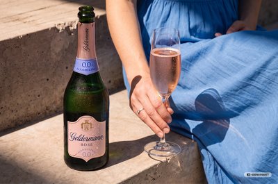 Eine geöffnete Flasche und ein Glas des Geldermann Rosé Alkoholfrei 0,0 % 