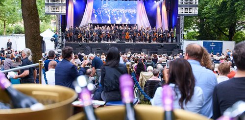 Das Festspielorchester und Publikum bei der Open-Air-Aufführung während der Bayreuther Festspiele 2025