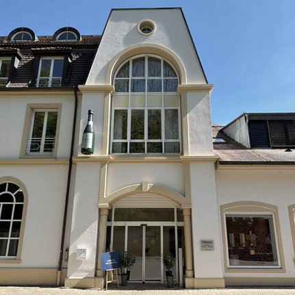Deutscher Sekttag 2026: Außenfassade der Sektkellerei Geldermann in Breisach