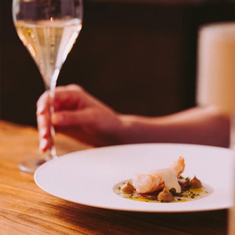 Geldermann En Route: Ein köstliches Gericht von Carmelo Greco mit einem Glas Geldermann Sekt