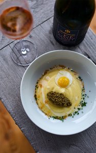Geldermann Soirée Rosé: Johann Lafers Kreation Kartoffelmousseline mit Wachtelspiegelei auf einem weißen Teller