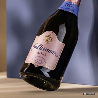 Seitliche Ansicht einer Flasche Geldermann Rosé Alkoholfrei 0,0 %