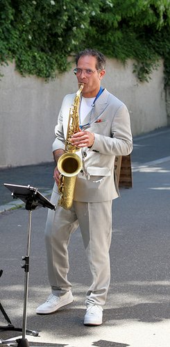 Rückblick Deutscher Sekttag 2025 bei Geldermann: Niko Halfmann spielt Saxophon im Hof