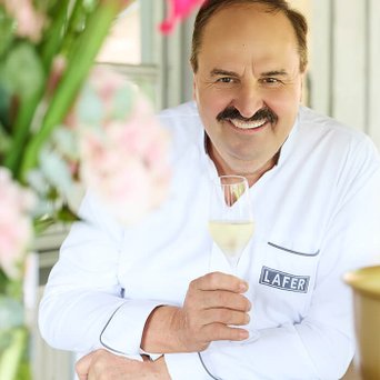 Geldermann Soirée Rosé: Johann Lafer mit einem Glas Geldermann Sekt