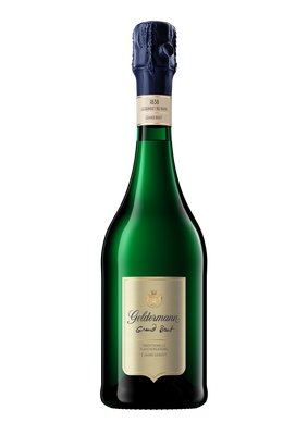 Dunkelgrüne Geldermann Grand Brut-Sektflasche mit goldenem Etikett vor dunkelblauem Hintergrund.