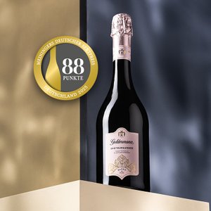 Moodbild einer Flasche des Geldermann Spätburgunder Rosé Baden Extra Brut mit der Medaille von Meiningers Deutscher Sektpreis 2025