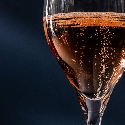 Die feinen Blasen im roséfarbenen Getränk erzeugen ein Gefühl von Frische und Eleganz in der Präsentation.