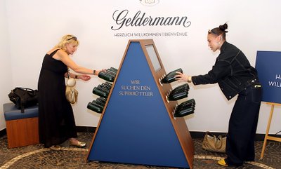 Rückblick Deutscher Sekttag 2025 bei Geldermann: Zwei Damen spielen das Rüttelpultspiel