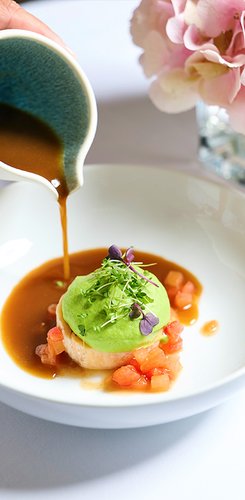 Geldermann Soirée Rosé: Johann Lafers Kreation Tegernseer Saibling auf einem weißen Teller