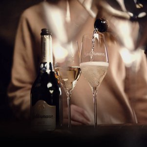 Sekt-Verkostung bei der Öffentlichen Kellerführung bei Geldermann: Zwei Sektgläser und Geldermann Sektflaschen