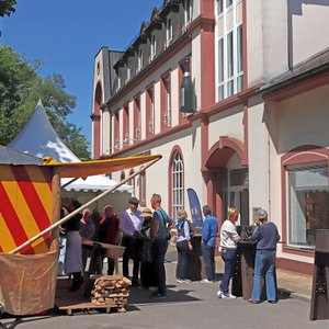 Rückblick Deutscher Sekttag 2025 bei Geldermann: Gäste vor dem Flammkuchen-Stand