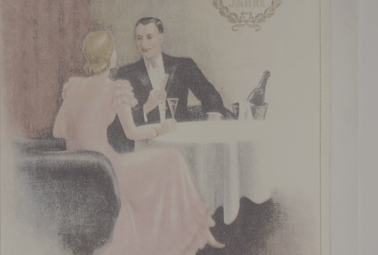 Eine Frau in einem rosa Kleid und ein Mann in einem Anzug unterhalten sich an einem Tisch mit Champagnerflaschen.