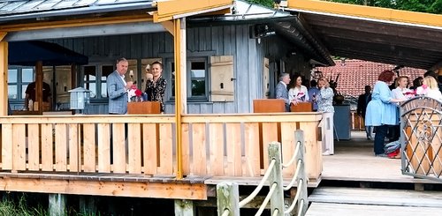 Geldermann Soirée Rosé: Die Gäste vor der Fährhütte 14 am Tegernsee