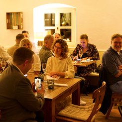 Geldermann Soirée Rosé: Die Gäste sitzen zusammen und genießen Johann Lafers Köstlichkeiten