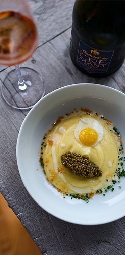 Geldermann Soirée Rosé: Johann Lafers Kreation Kartoffelmousseline mit Wachtelspiegelei auf einem weißen Teller