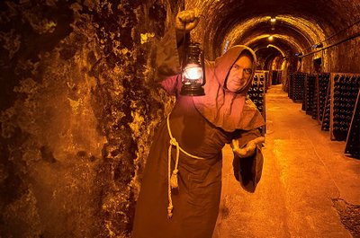 Der Schauspieler im historischen Gewölbekeller bei der Veranstaltung von Historix-Tours: „Breisach, Mythen, Teufelswein“