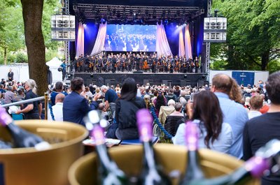 Das Festspielorchester und Publikum bei der Open-Air-Aufführung während der Bayreuther Festspiele 2025