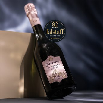 Eine Flasche des Spätburgunder Rosé Baden Extra Brut mit der Auszeichnung von 92 Punkten des Falstaff Sparkling Tasting 2025