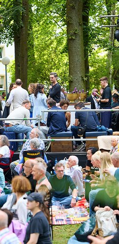 Besuchende der Open-Air-Aufführung im Park während der Bayreuther Festspiele 2025