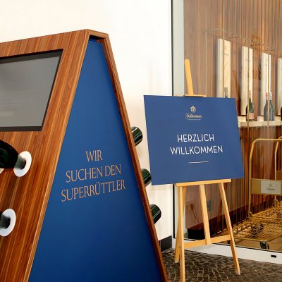 Aufsteller mit Schriftzug 'Herzlich Willkommen' im Eingangsbereich unserer Sektboutique beim Deutschen Sekttag 2025