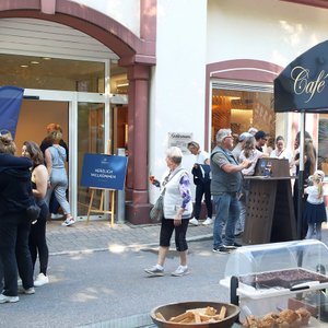 Rückblick Deutscher Sekttag 2025 bei Geldermann: Gäste vor dem Eingang zur Sektboutique