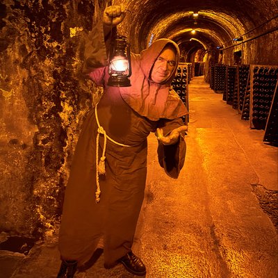 Der Schauspieler im Geldermann Gewölbekeller bei der Veranstaltung von Historix-Tours: „Breisach, Mythen, Teufelswein“
