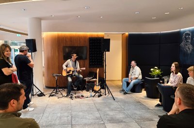 Rückblick Deutscher Sekttag 2026 bei Geldermann: Der Musiker Murray Hockridge sorgte für die musikalische Unterhaltung