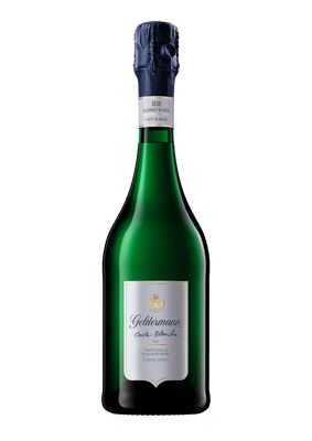 Eine elegante Flasche Geldermann Carte Blanche Sekt mit grünem Glas und blauer Kapsel, vor schwarzem Hintergrund.