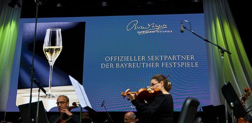 Ein Teil des Festspielorchesters bei der Open-Air-Aufführung während der Bayreuther Festspiele 2025