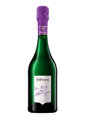 Eine elegante Flasche Sekt mit lila Kapsel und einem kunstvollen Etikett, das den Namen 'Der Ring des Nibelungen' trägt.
