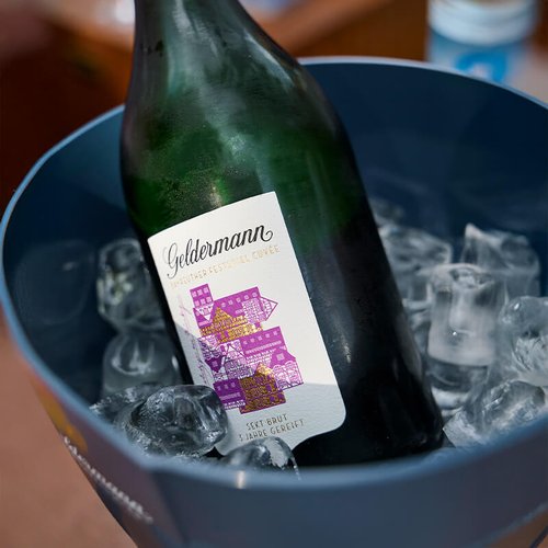 Ansicht des Etiketts einer Flasche der Bayreuther Festspiel Cuvée 2025 in einem Sektkühler