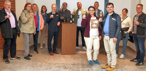 Rückblick Deutscher Sekttag 2025 bei Geldermann: Eine Gruppe von Gästen genießt Geldermann Sekt in der Sektboutique