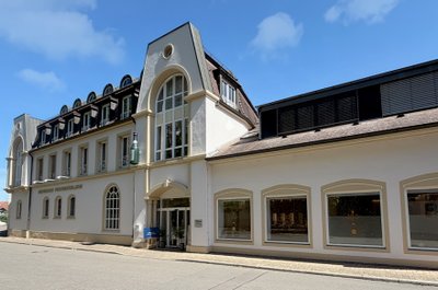 Deutscher Sekttag 2026: Außenfassade der Geldermann Sektkellerei in Breisach