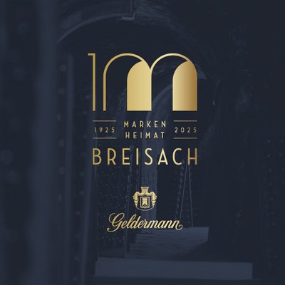 Das Geldermann-Logo zum Jubiläum: Goldener Schriftzug 100 Jahre Markenheimat Breisach auf dunklem Hintergrund