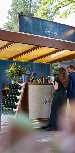 Der Verkaufsstand von Geldermann bietet eine ansprechende Präsentation von Getränken und eine einladende Atmosphäre im Freien.