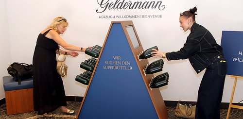 Rückblick Deutscher Sekttag 2025 bei Geldermann: Zwei Damen spielen das Rüttelpultspiel