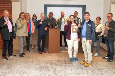 Rückblick Deutscher Sekttag 2025 bei Geldermann: Eine Gruppe von Gästen genießt Geldermann Sekt in der Sektboutique