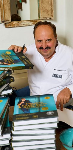 Geldermann Soirée Rosé: Johann Lafer signiert sein Buch
