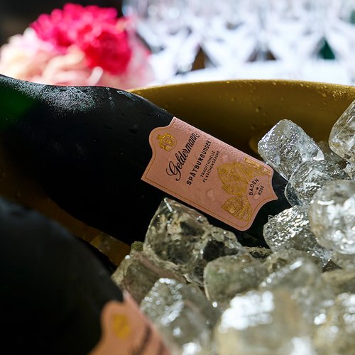 Geldermann Soirée Rosé: Nahaufnahme einer Flasche Geldermann Spätburgunder Rosé Extra Brut im Sektkühler auf Eiswürfeln 